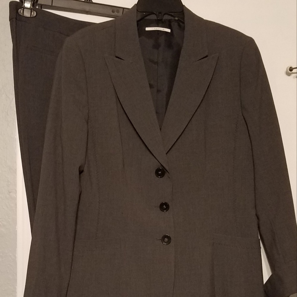 Tahari 2 piece suit. Size 16.
